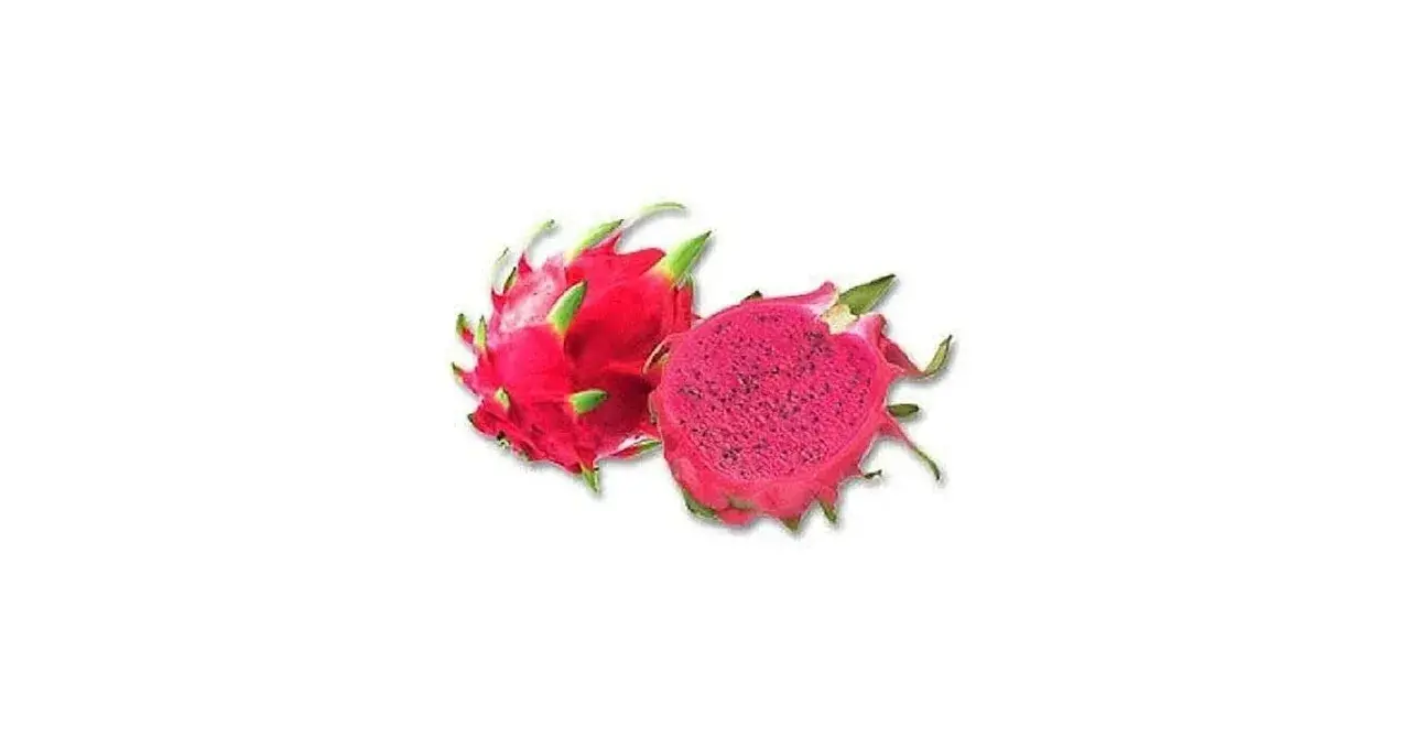 En hel och en halv drakfrukt med intensivt rosa fruktkött och svarta frön. En exotisk frukt från en drakfruktplanta.