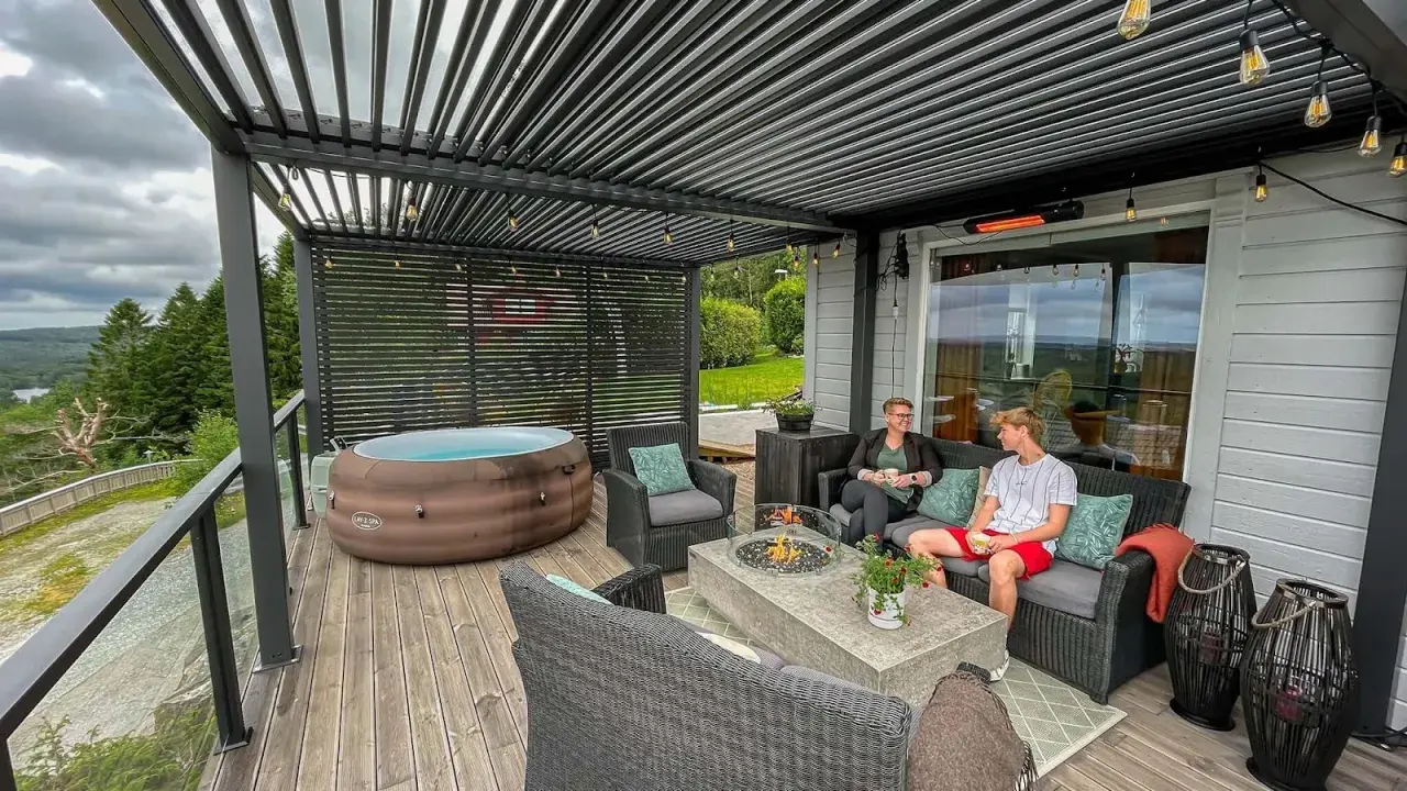 En härlig uteplats med spabad och sittgrupp under tak. Perfekt för avkoppling med en genomtänkt patio design.