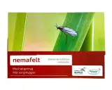NemaFelt-förpackning med en sorgmygga på ett grässtrå. Produkten innehåller nematoder mot sorgmyggor.