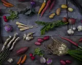 En härlig samling rotfrukter: morötter, palsternackor, rödbetor, potatis, kålrot och mer. En komplett rotfrukter lista för en hälsosam måltid.
