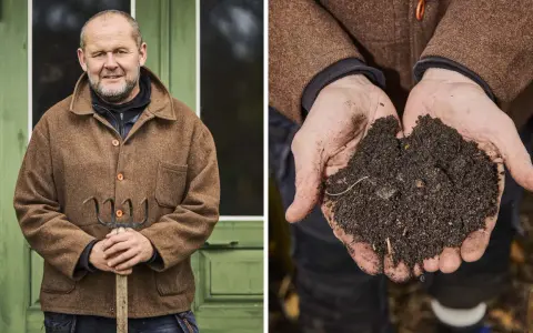 En man med redskap står bredvid sina händer som håller näringsrik jord, redo att bygga kompost för en frodig trädgård.