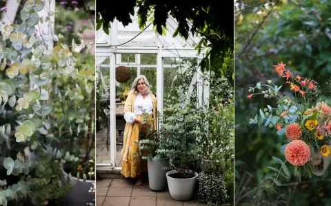 En kvinna i en gul kappa står i ett växthus med eukalyptus. Hon håller en kruka, redo att plantera om blommor. En bukett med orange blommor syns också.