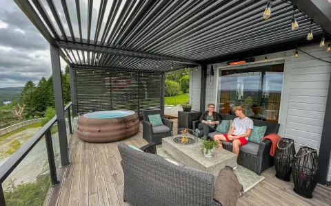 En härlig uteplats med spabad och sittgrupp under tak. Perfekt för avkoppling med en genomtänkt patio design.
