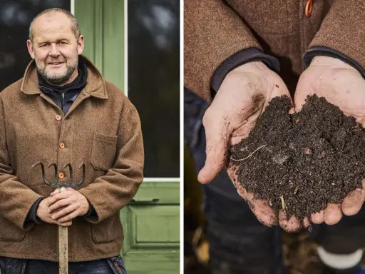 En man med redskap står bredvid sina händer som håller näringsrik jord, redo att bygga kompost för en frodig trädgård.