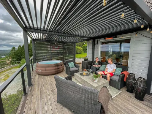 En härlig uteplats med spabad och sittgrupp under tak. Perfekt för avkoppling med en genomtänkt patio design.
