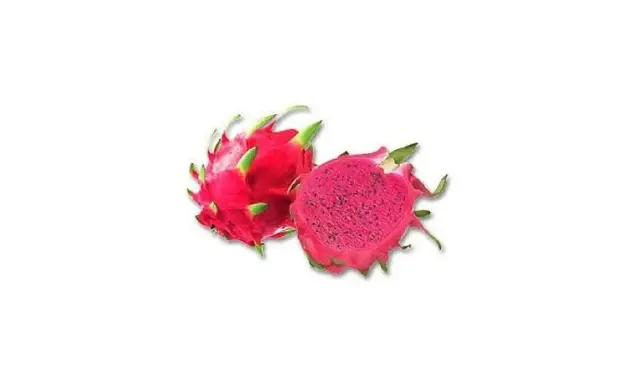 En hel och en halv drakfrukt med intensivt rosa fruktkött och svarta frön. En exotisk frukt från en drakfruktplanta.