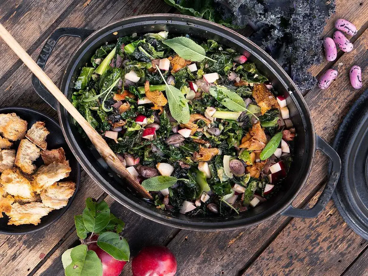 En gryta med gr&ouml;nk&aring;l, b&ouml;nor och svamp, toppad med salvia. En lista &ouml;ver rotfrukter kan inspirera till liknande r&auml;tter.