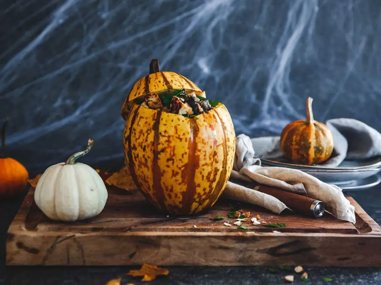En fylld pumpa, perfekt f&ouml;r halloween. En vit och en orange pumpa st&aring;r bredvid.