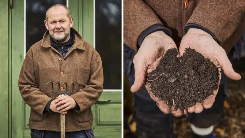 En man med redskap står bredvid sina händer som håller näringsrik jord, redo att bygga kompost för en frodig trädgård.
